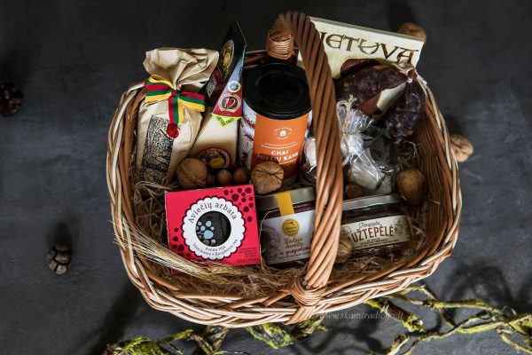 Dovanų idėja-lietuviško maisto krepšys